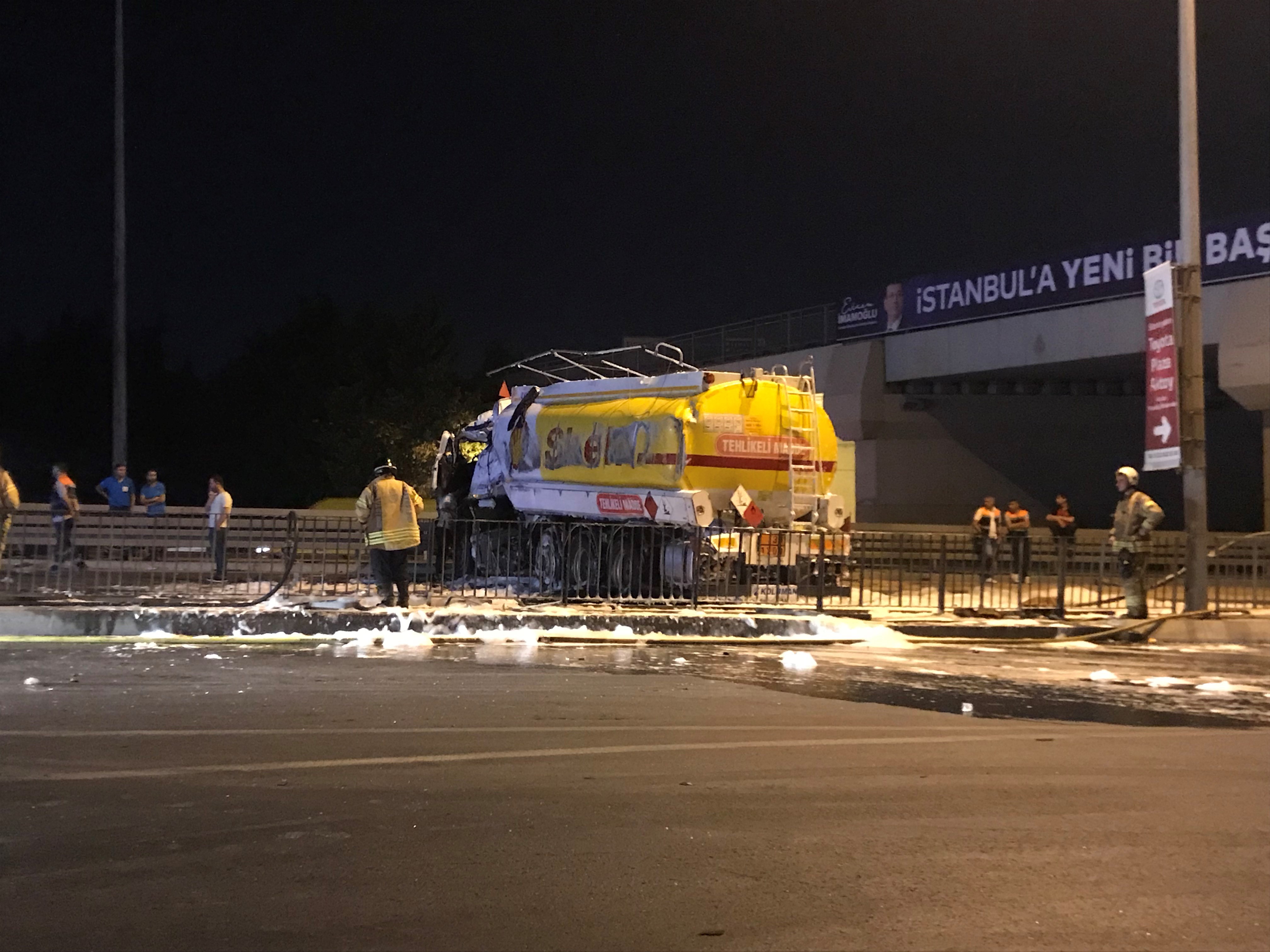 Avcılar’da devrilen yakıt tankerinin kaldırılmasıyla yol trafiğe açıldı