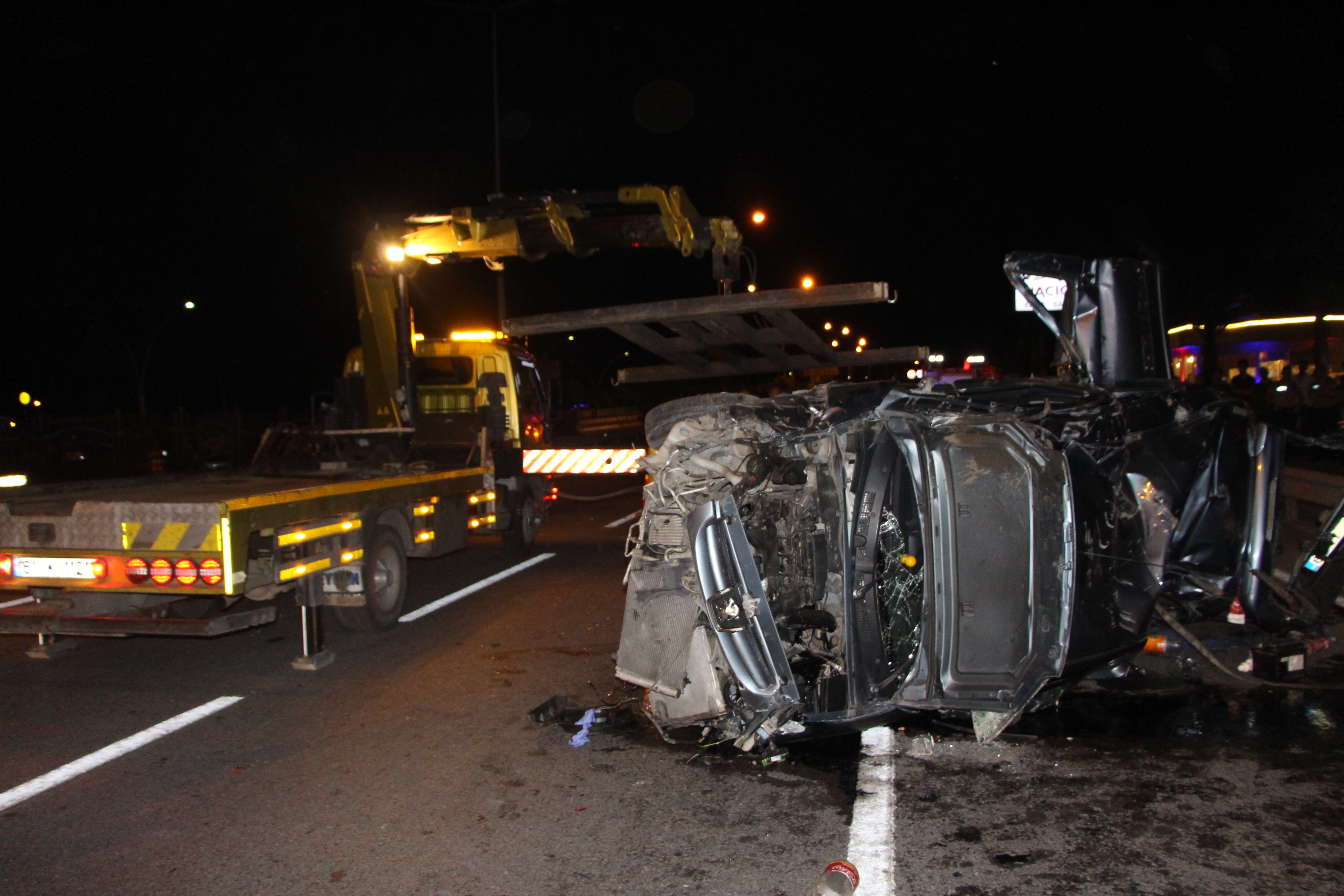 Otomobil orta refüje çarparak takla attı: 1 ölü, 4 yaralı