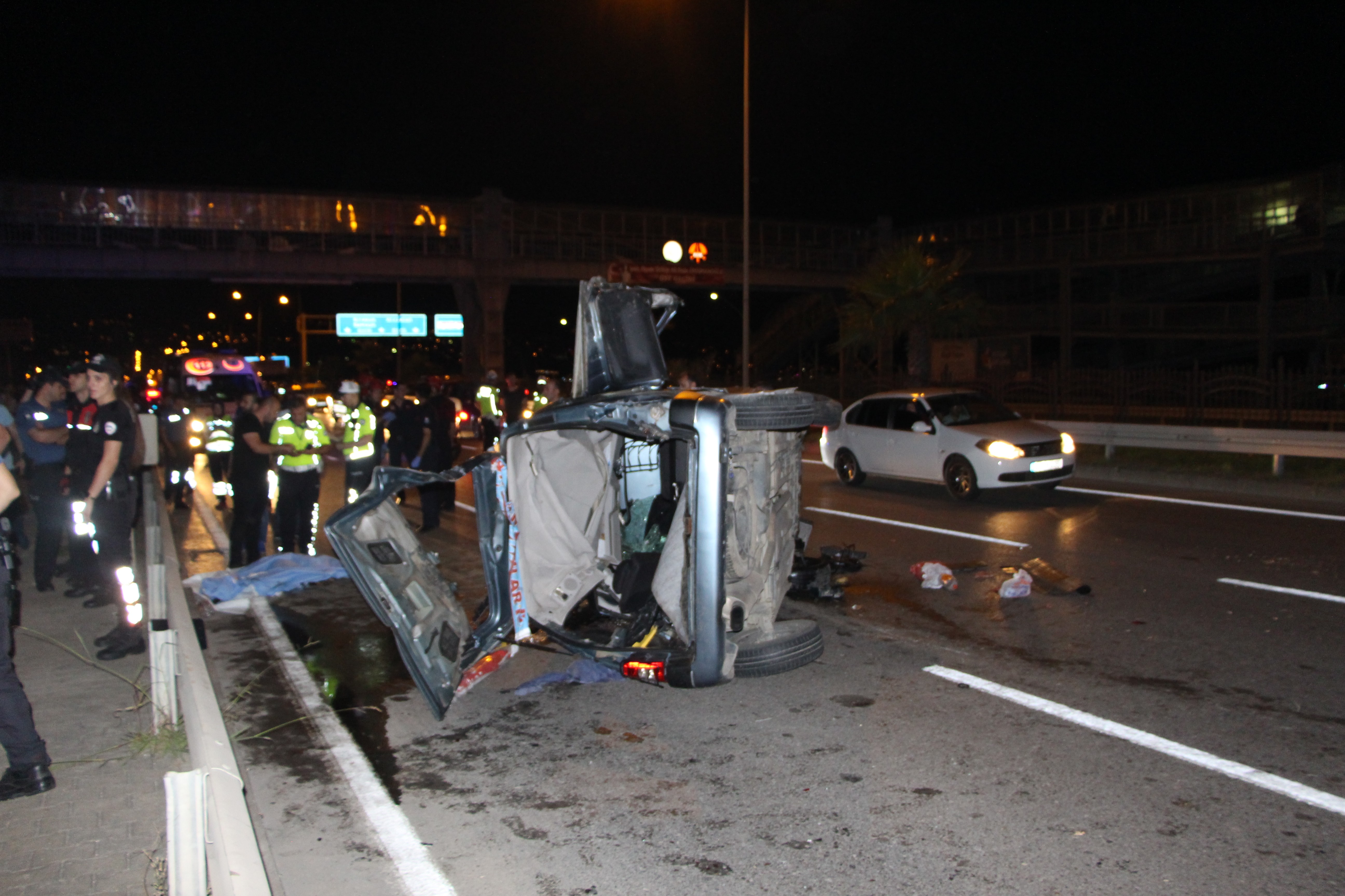 Otomobil orta refüje çarparak takla attı: 1 ölü, 4 yaralı