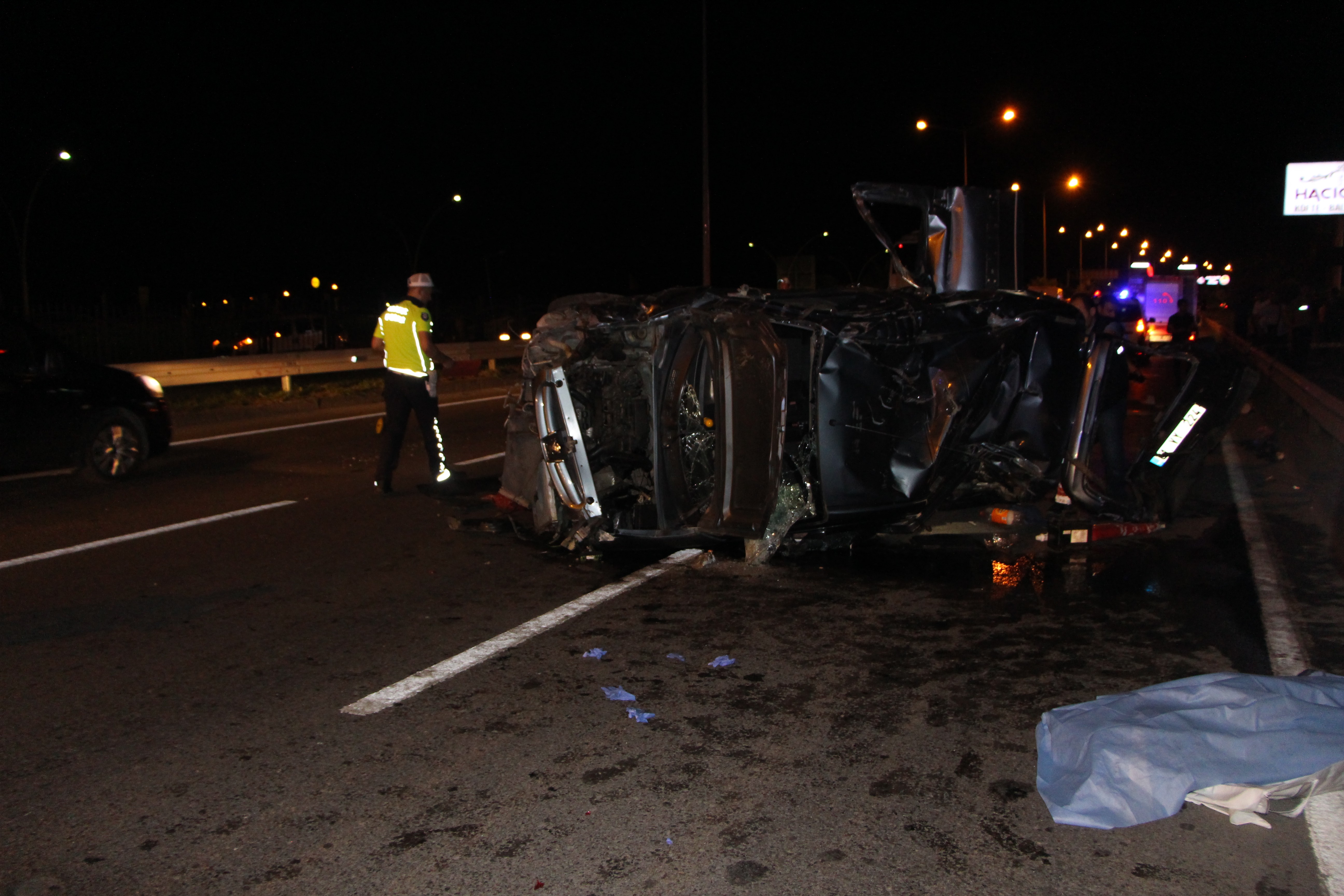 Otomobil orta refüje çarparak takla attı: 1 ölü, 4 yaralı