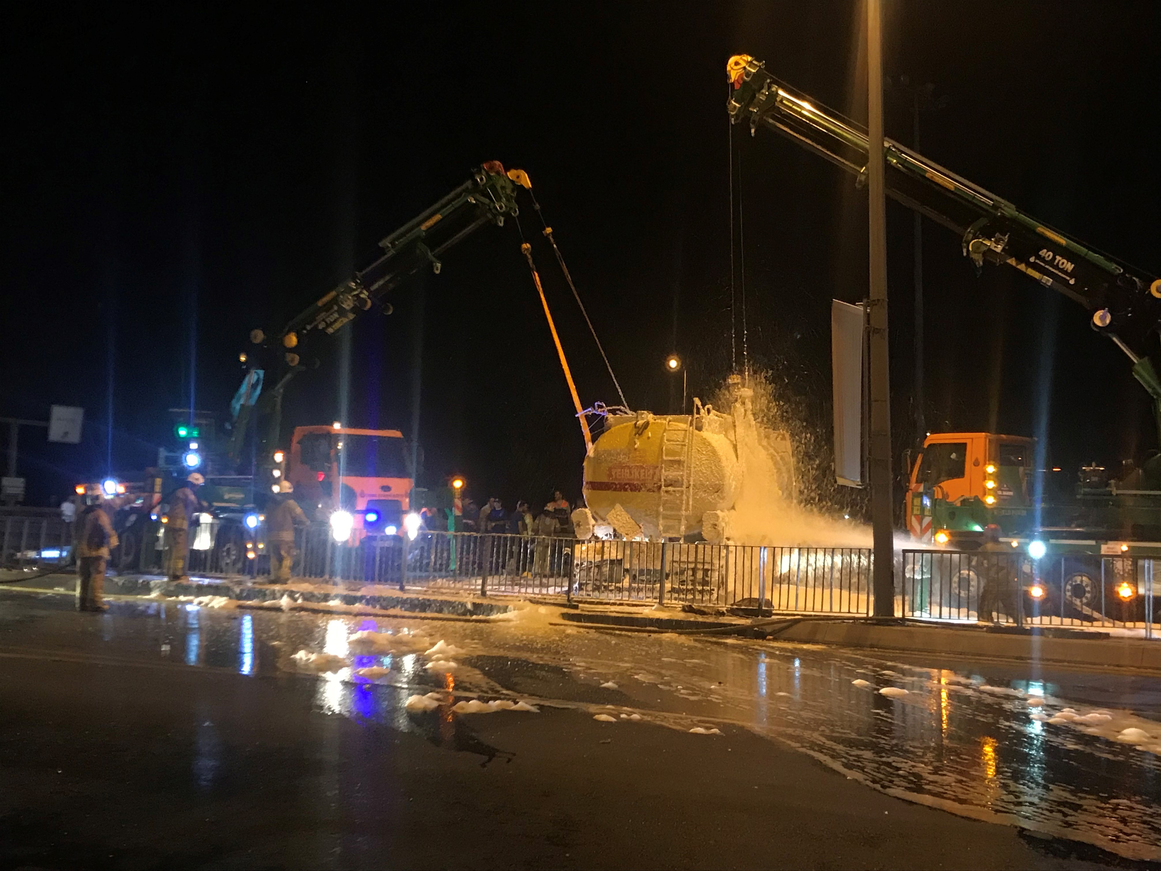 Avcılar’da devrilen yakıt tankerinin kaldırılmasıyla yol trafiğe açıldı