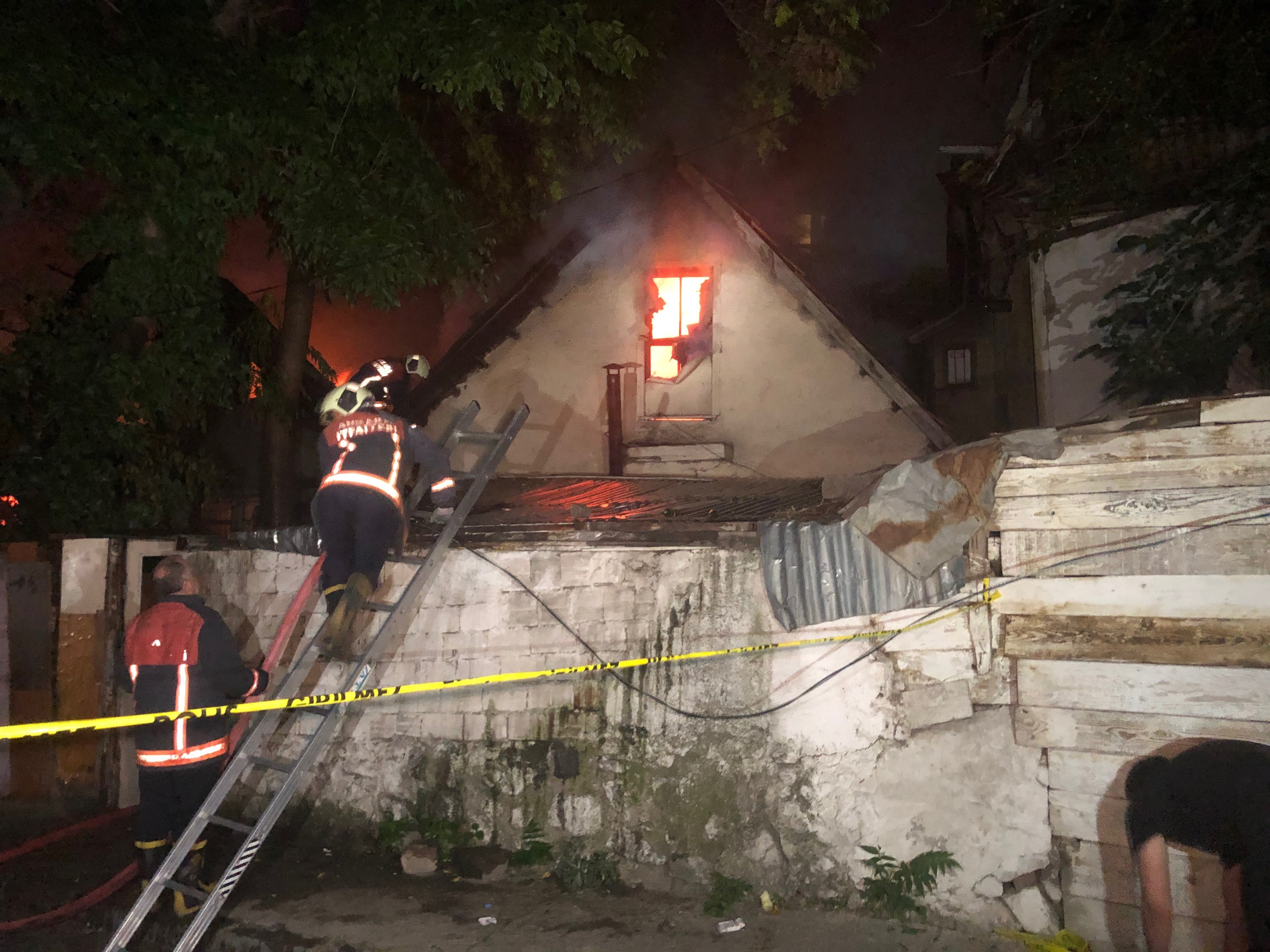 Ankara Altındağ'da çıkan yangında 2 ev kül oldu