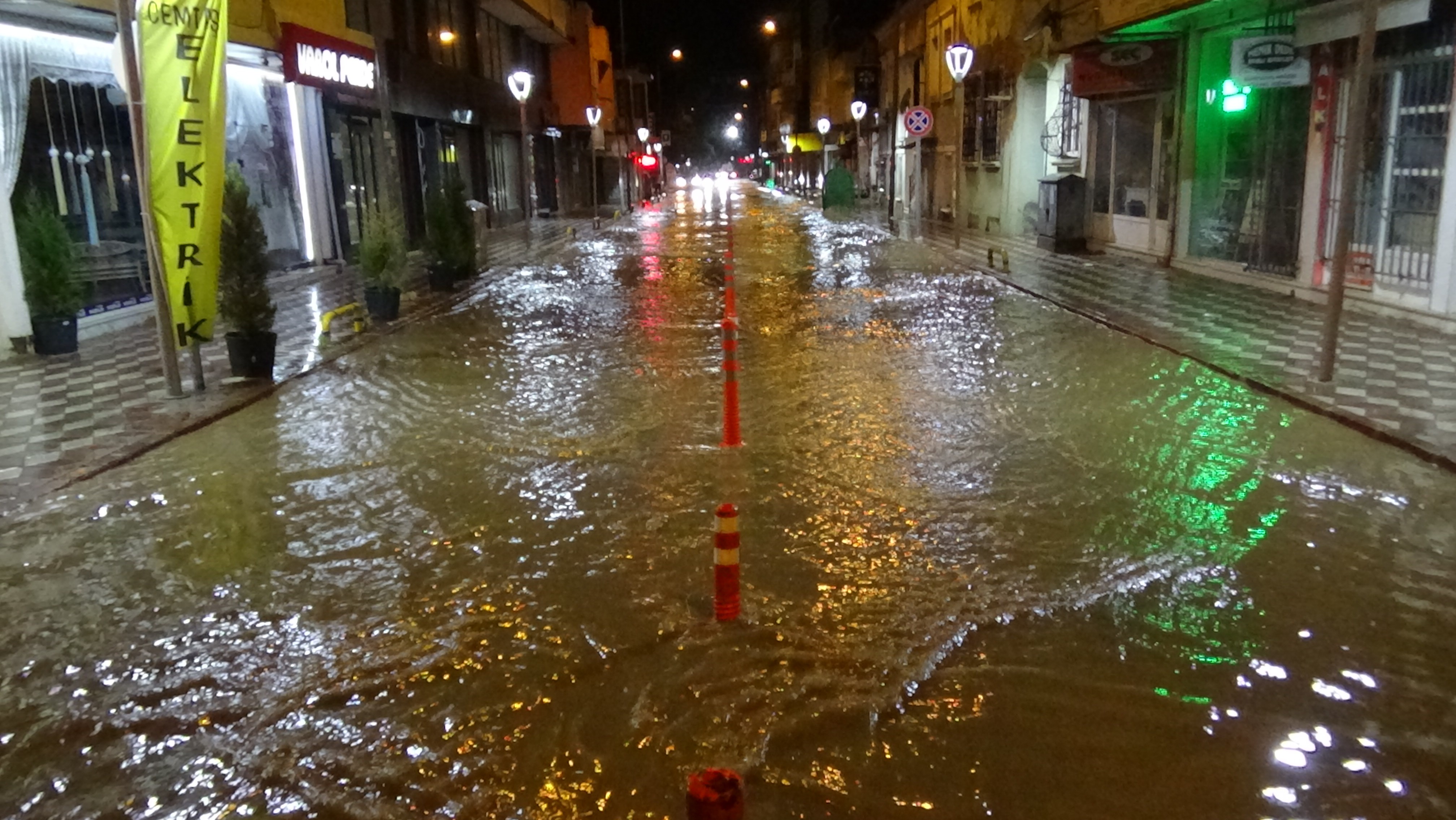 Sağanak yağış ağaçları yıktı, cadde ve sokaklar göle döndü