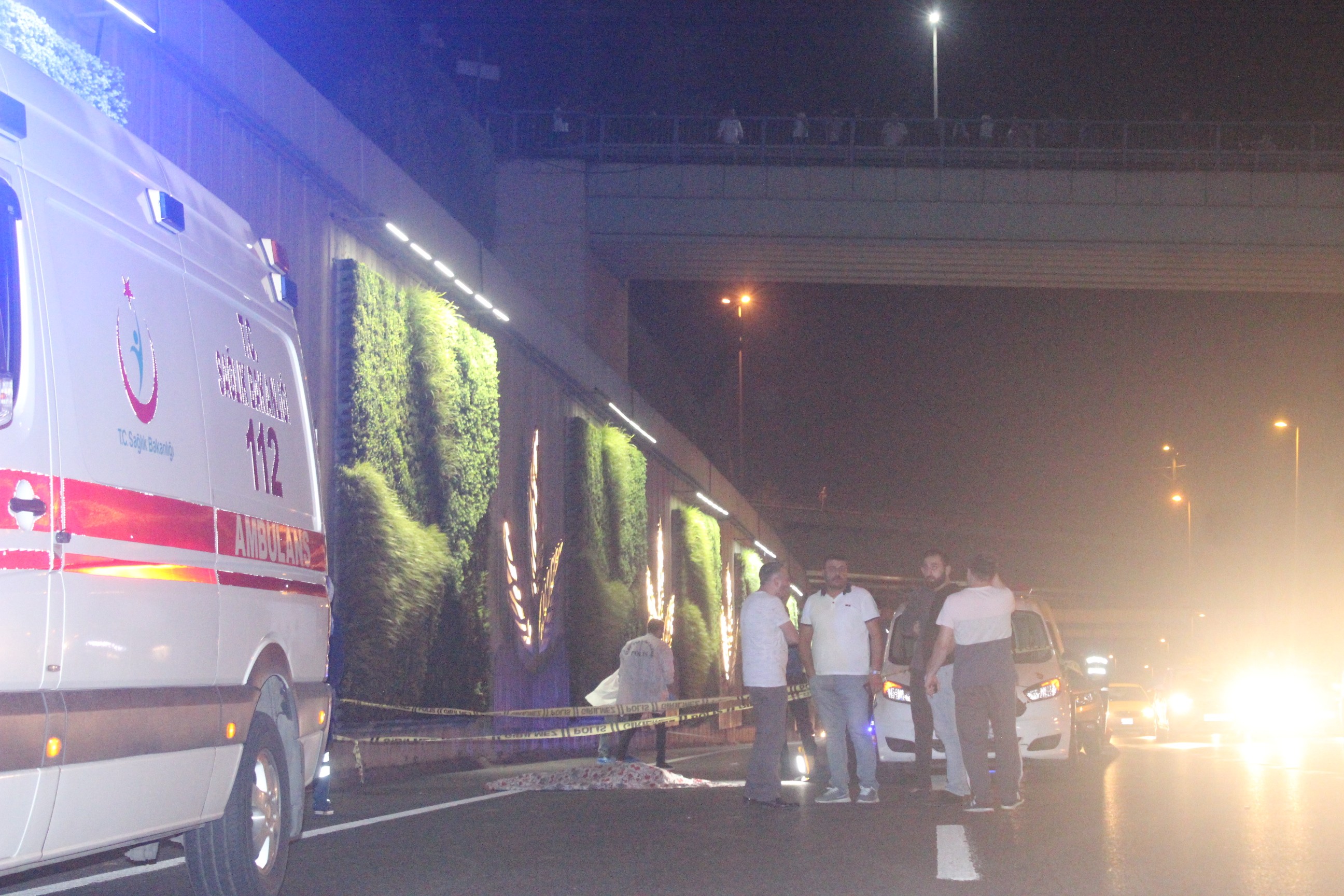 E-5'te feci ölüm... Metrobüs üst geçidinden atlayan kadın hayatını kaybetti