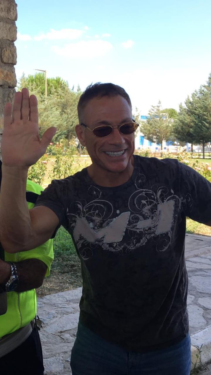 Jean Claude Van Damme’ı karşılarında görünce şok oldular