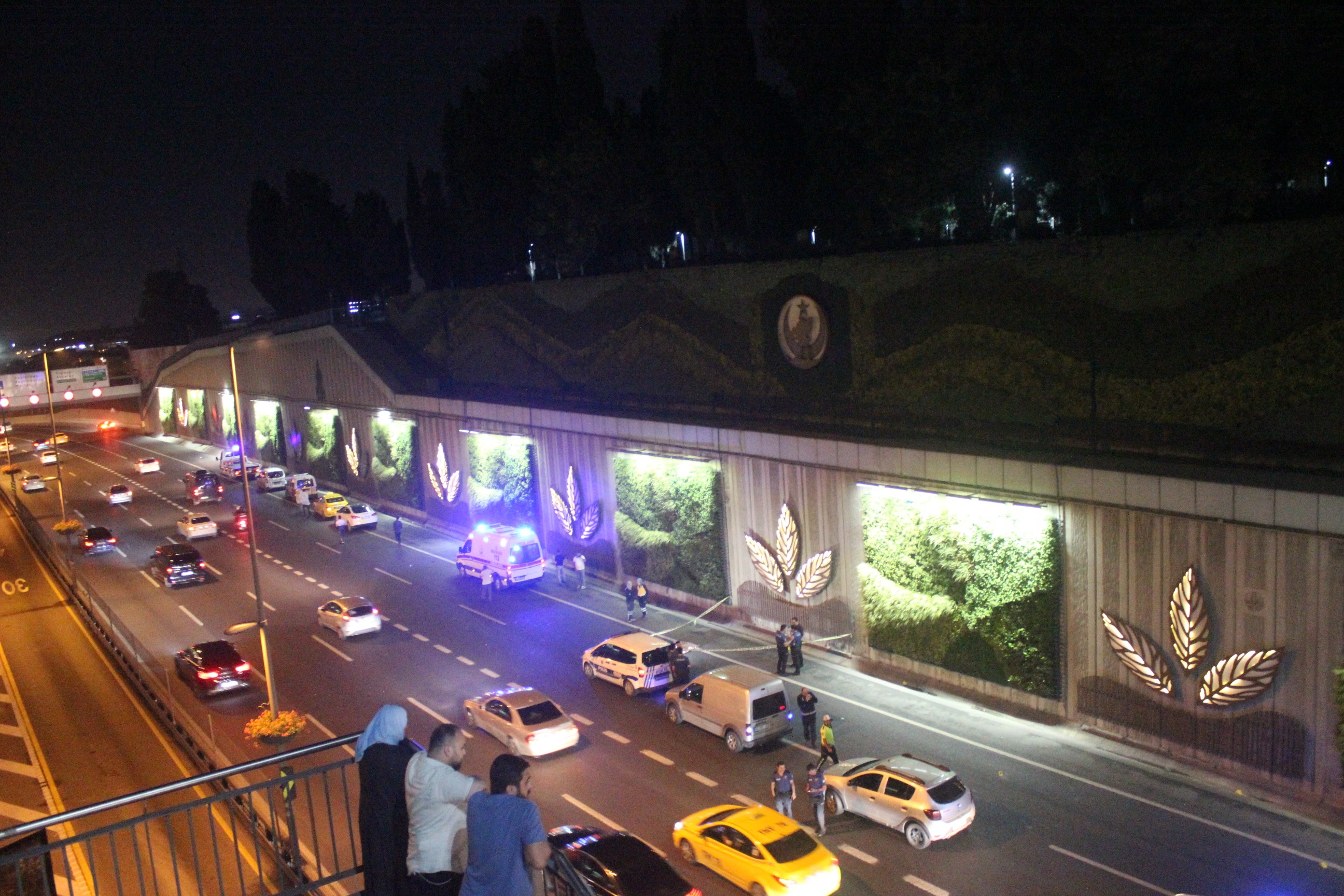 E-5'te feci ölüm... Metrobüs üst geçidinden atlayan kadın hayatını kaybetti