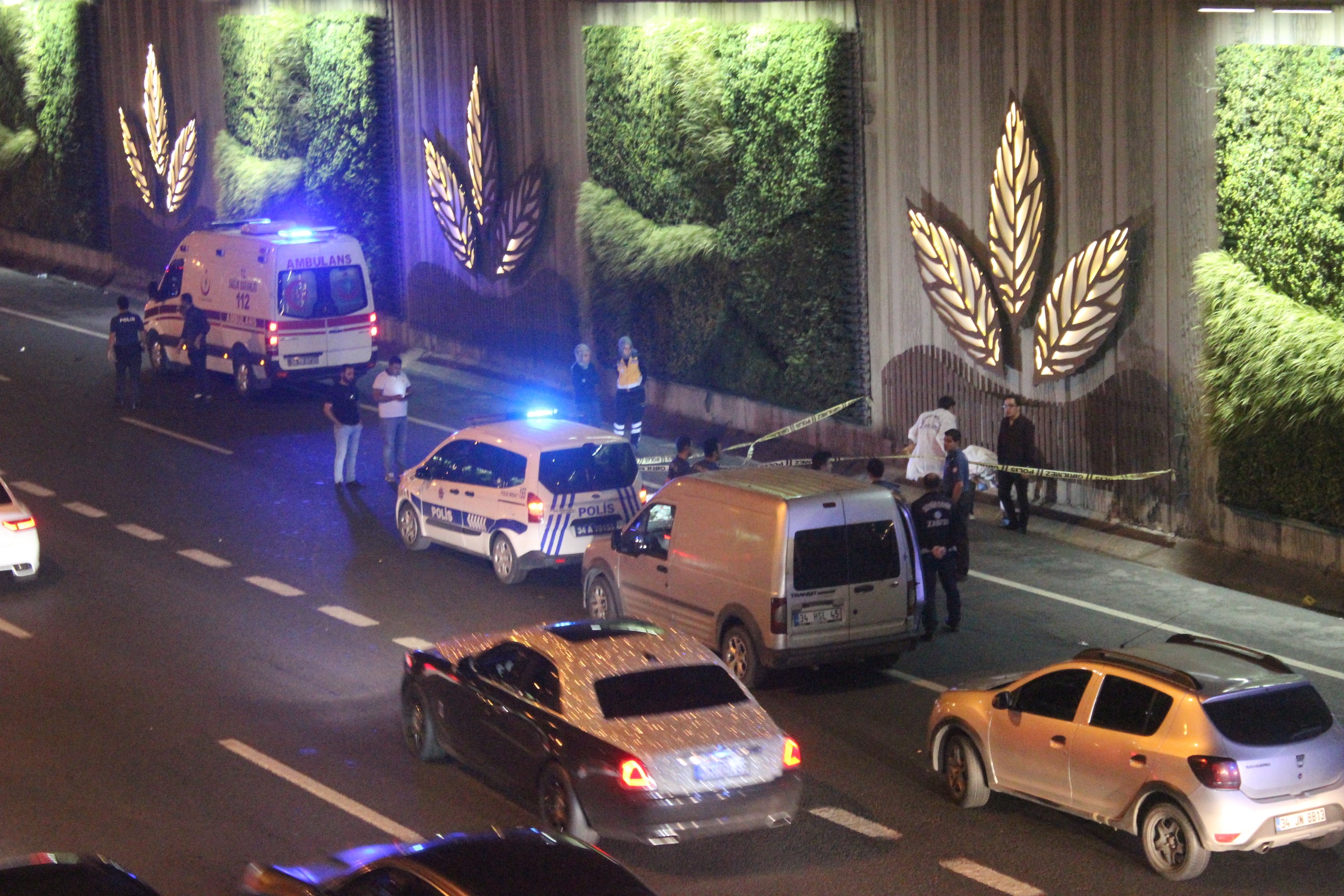 E-5'te feci ölüm... Metrobüs üst geçidinden atlayan kadın hayatını kaybetti