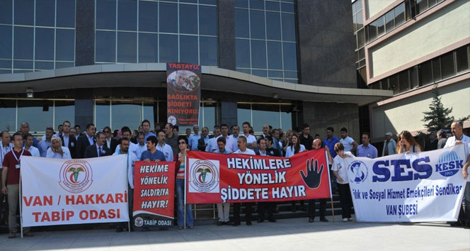 Sağlık çalışanları öldürülen meslektaşları için iş bıraktı 