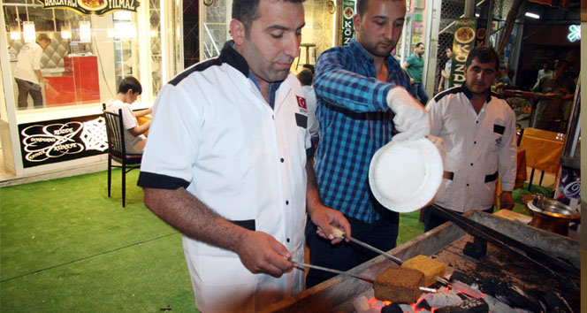 Dondurmayı ateşte pişirerek servis ediyor ateşte dondurma,dondurma,kilis,Mehmet Yılmaz Ayoğlu
