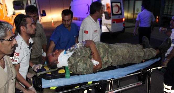 Diyarbakır’da askeri araca saldırı: 2 şehit, 4 yaralı askeri araç,diyarbakır,saldırı,şehit