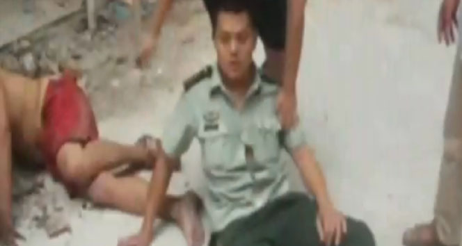 İntihar etmek isteyen genç, polisin üzerine düştü 