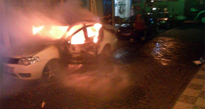 Park halindeki otomobil alev alev yandı araç yangını,Zonguldak
