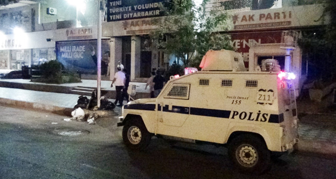 Diyarbakır’da AK Parti’ye bombalı saldırı: 1 polis yaralı ak parti,diyarbakır,ses bombası