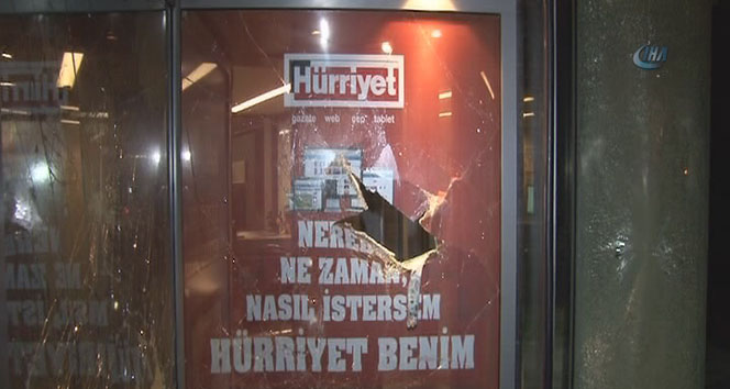 Hürriyet binasının girişindeki camları kırdılar hürriyet gazetesi