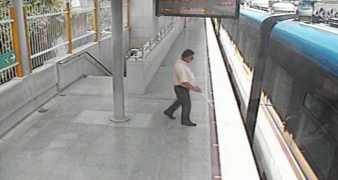 Görme engelli iki vagon arasını kapı sanınca dehşeti yaşadı görme engelli,İZBAN,İzmir