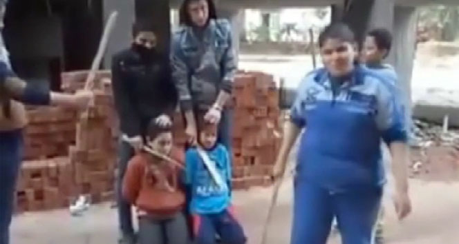 IŞİD militanlarına özenen çocuklar sahte infaz gerçekleştirdi IŞİD,IŞİD militanları,mısır