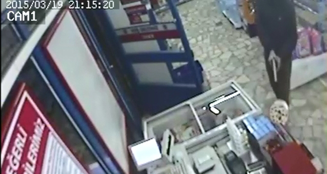 Küçük hırsızların silahlı soygunu kamerada soygun