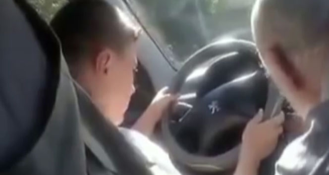 Araba kullanmayı öğrenmek isteyen çocuğun dedesi ile imtihanı&nbsp;araba sürmeyi öğrenme