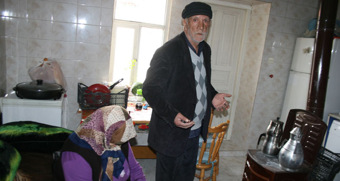 35 yıllık evinden çıkartılan yaşlı adam gözyaşlarını tutamadı ığdır,İrfan Aras