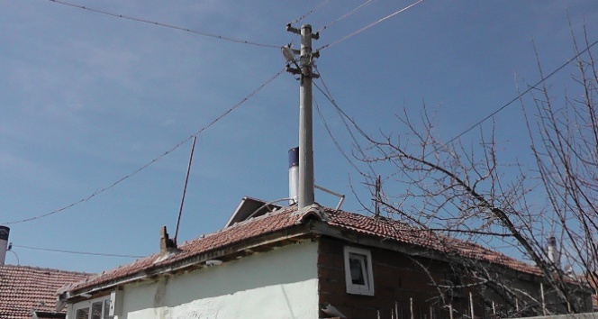 Evin içinden elektrik direği geçiyor elektrik direği,Evin içinden elektrik direği geçiyor,Konya,Kulu