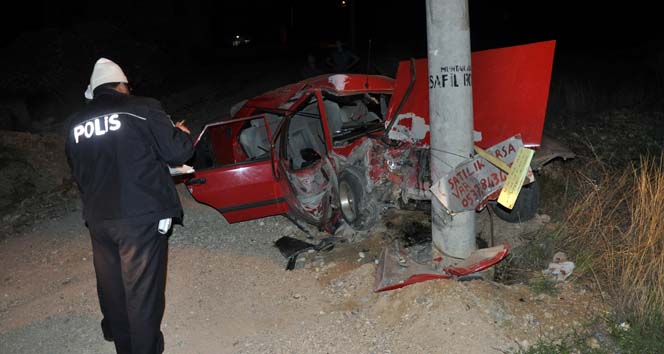 İki kardeşi ölüm ayırdı Otomobil direğe çarptı