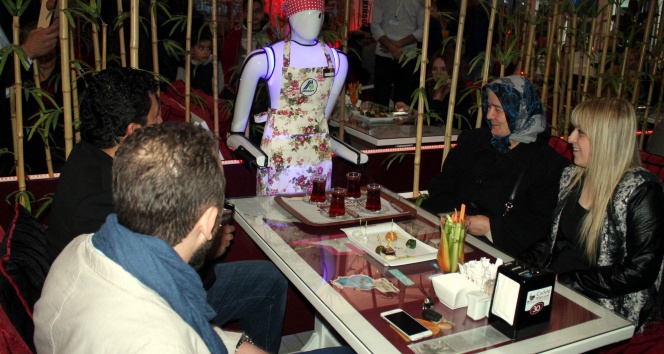 Robot garsonlar iş başı yaptı garson,kafe,Konya,robot,Robot garsonlar