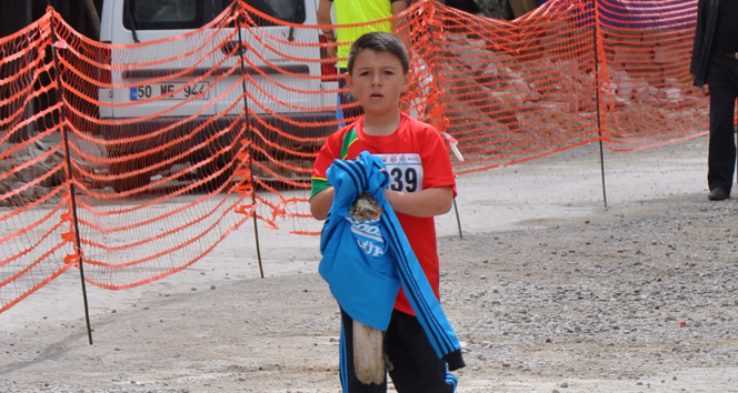 9 yaşındaki sporcu yaralı şahini kurtarmak için yarışmadan vazgeçti 