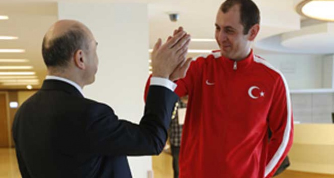 Mehmet Kahyaoğlu, parkinson hastalığından beyin piliyle kurtuldu mehmet kahyaoğlu,milli basketbolcuya beyin pili,Op. Dr. Ali Zırh,parkinson hastalığı