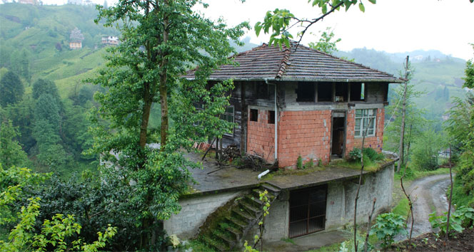 Anne yadigarı evi yıkamayınca çatıya taşıdı anne yadigari ev,çatı